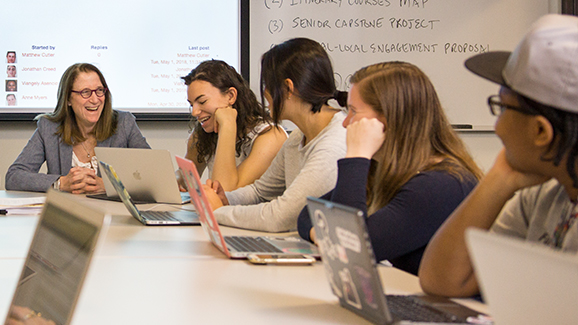 Professor of History Sarah Queen and her students meet with Instructional Design Librarian Jessica McCullough to workshop their eportfolios for the Global Capitalism Pathway.