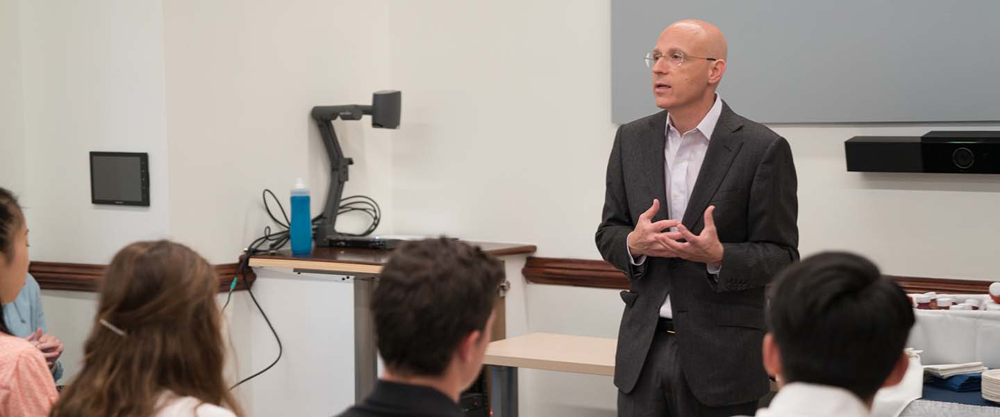 CEO Jonathan Cohen ’87 speaks to students as part of the finance breakfast series. 